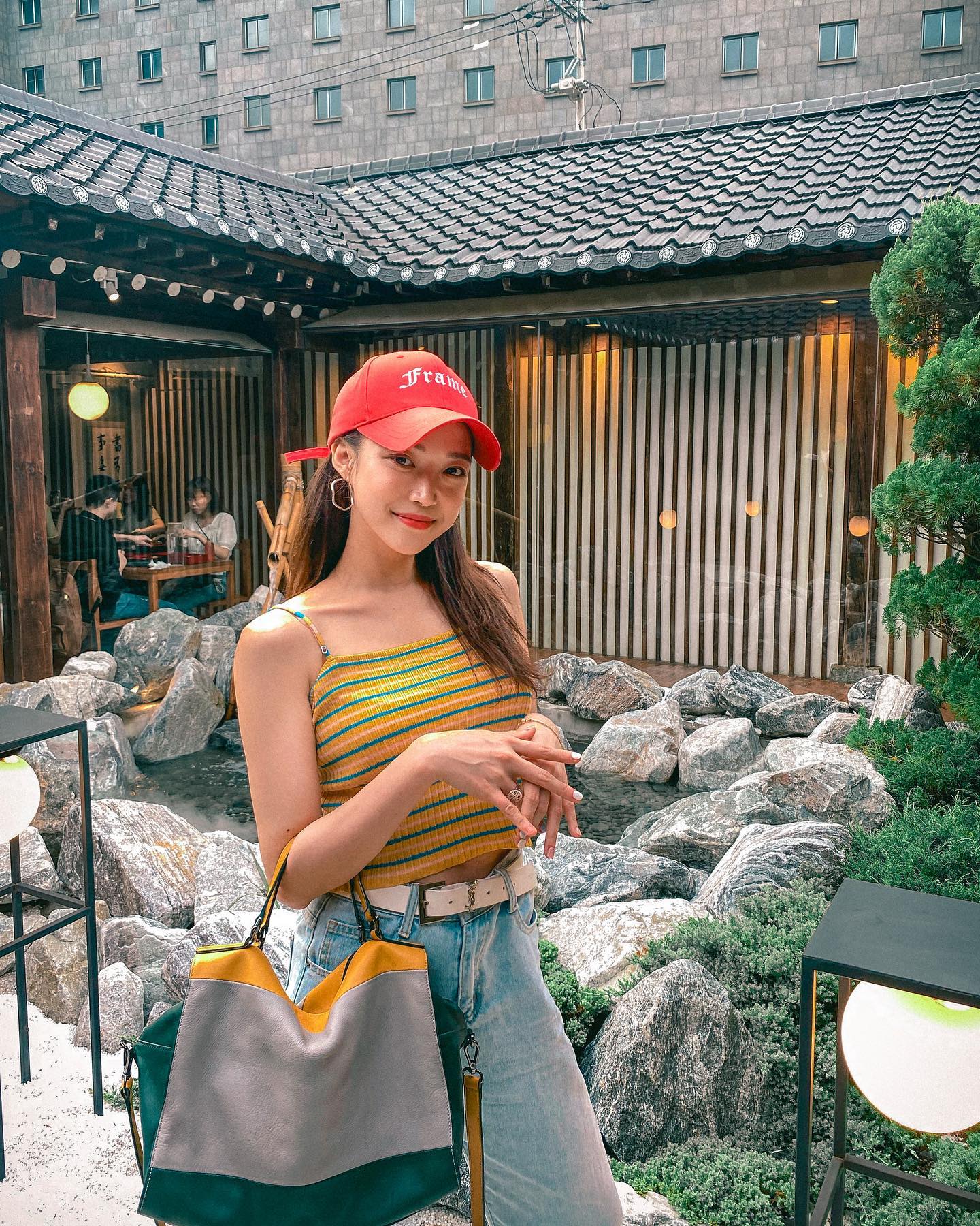 익선동에서 핫하다는 온천집 후기🍱
(협찬 아니지만 요즘 외식을 잘 안해서 입맛이 관대할 수 있음 주의)

#물고기의tmi #종로맛집추천 

•네이버 예약은 한 달 뒤까지 꽉 차있어서 현장예약으로 방문함!집에서 20분거리라 브레이크타임이 끝난 17:00에 맞춰서 갔는데...이미 앞에 29팀이 웨이팅을 걸어 뒀지 뭐야ㅠㅠ그런데 부재중인 팀은 바로 패스해버리는 시스템 덕에 17:10분에 착석 완료:)

아마 우리가 웨이팅 없이 착석할 수 있는 마지막팀이었을 듯 싶고, 그래서인지 자리는 그다지 좋지 않았다. 우리의 착석 이후론 웨이팅이 상당했기에..방문 예정이신 분들은 4시 반쯤엔 가서 웨이팅을 걸어두시고 근처 구경하시다가 다섯시에 온천집앞에 서있으시길!

이미 분위기에 취해버려서, 맛없어도 괜찮다 싶었는데 맛도 상당했고 가격도 착해서 아주 만족했음!

•온천집 1인 된장 샤브샤브와 사이드로도 주문 가능한 모둠튀김은 꼭 포함해서 드셔보시길!일행 포함 나도 모둠튀김 만족도가 높았음.
•트러플을 좋아하는 나지만,트러플 메밀은 쏘쏘ㅠㅠ육수랑 트러플 오일이랑 따로 주셨으면, 농도조절해서 맛있게 먹었을 것 같다. 육수자체는 찐-하니 맛있는 육수임은 분명했다!
•가격: 평균2만원/1인
•재방문 의사:3.8/5 
한옥인만큼 한식 부찌를 재해석했다면? 더없이 좋았겠다는 욕심이 들었음.
“와 세상에 이런 맛이!”까지는 아니나 평타치는 맛에 미친 분위기와 정갈함, 직원분들의 친절함에 부모님이랑 와도 좋지 않을까 싶다.직원분들이 어찌나 스윗하신지ㅠ^ㅠ🥰(아, 물론 재방문은 꼭 네이버 예약을 하리라)
•한 줄 평: 사람이 붐비는 곳을 싫어하는 나도, 방문을 후회하지 않는 곳!물론 여기서 밥먹고 바로 익선동 탈출함ㅎㅎ
.
.
Thx to ugi_bug 욱버그선배
#익선동맛집 #종로맛집 #온천집 #익선동 #먹스타그램 #서울맛집