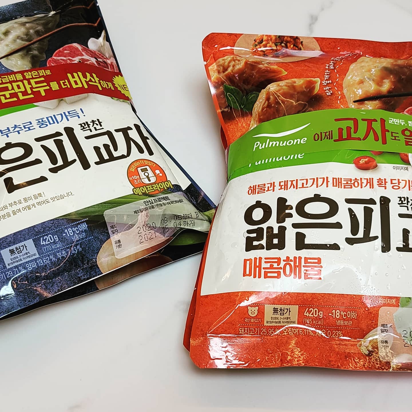 #풀무원, #협찬

#밀가루날개 없앤 새로운 교자 형태의 신제품 #풀무원얇은피꽉찬교자 집에서 먹기 딱 좋네요.

피가 얇지만 속은 꽉 차있고, #매콤해물교자 는 해물과 돼지고기가 매콤해서 입맛이 당기는 교자!!
#고기교자는 고기와 양파, 부추로 풍미가 가득하고 맛있어서 계속 먹게되는 교자!!
#풀무원교자 의 신세계는 밀가루 날개가 없다는 것
그래서 먹기 시잔한 처음부터 끝까지 맛있다는 겁니다. 피가 얇아도 속이 꽉찬 교자!!
남녀노소 누구나 먹어도 좋아할 맛~~^^
한번 인터넷에서 풀무원 얇은 피 꽉찬교자 주문해서 드셔보세요. 너무 맛있어서 후회하지 않으실 겁니다

에어프라이어로 180도 10분 조리하면 되지만
저는 175도 12분 조리 했답니다.
