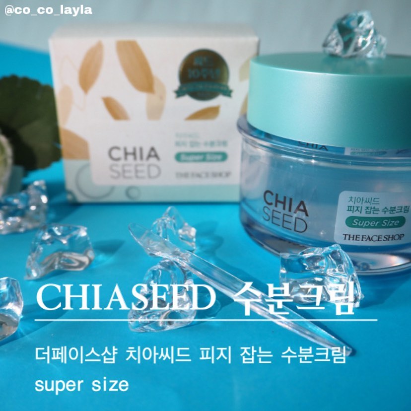 더페이스샵 치아씨드 피지 잡는 수분크림 super size🌿

오늘 리뷰하는 제품은 더페이스샵의 치아씨드 피지잡는 수분크림으로 오랫동안 사랑받은 크림이라고 슈퍼사이즈인데 엄청 할인해주길래 데려왔어요💖

중학생때 처음 나왔던 걸로 기억하는데 그 때 나오자마자 썼었는데 꽤 좋아서 몇 통 비웠던 기억이 나네요 ㅎㅎ

수딩젤 같은 질감을 가지고 있고 올려두면 살짝 흐르는 타입의 수분크림보다는 수분겔 이예요!

그래서 더 촉촉하고 바르면 금방 흡수되어서 촉촉하지만 번들거리지 않는 크림이라 추천해요👍👍