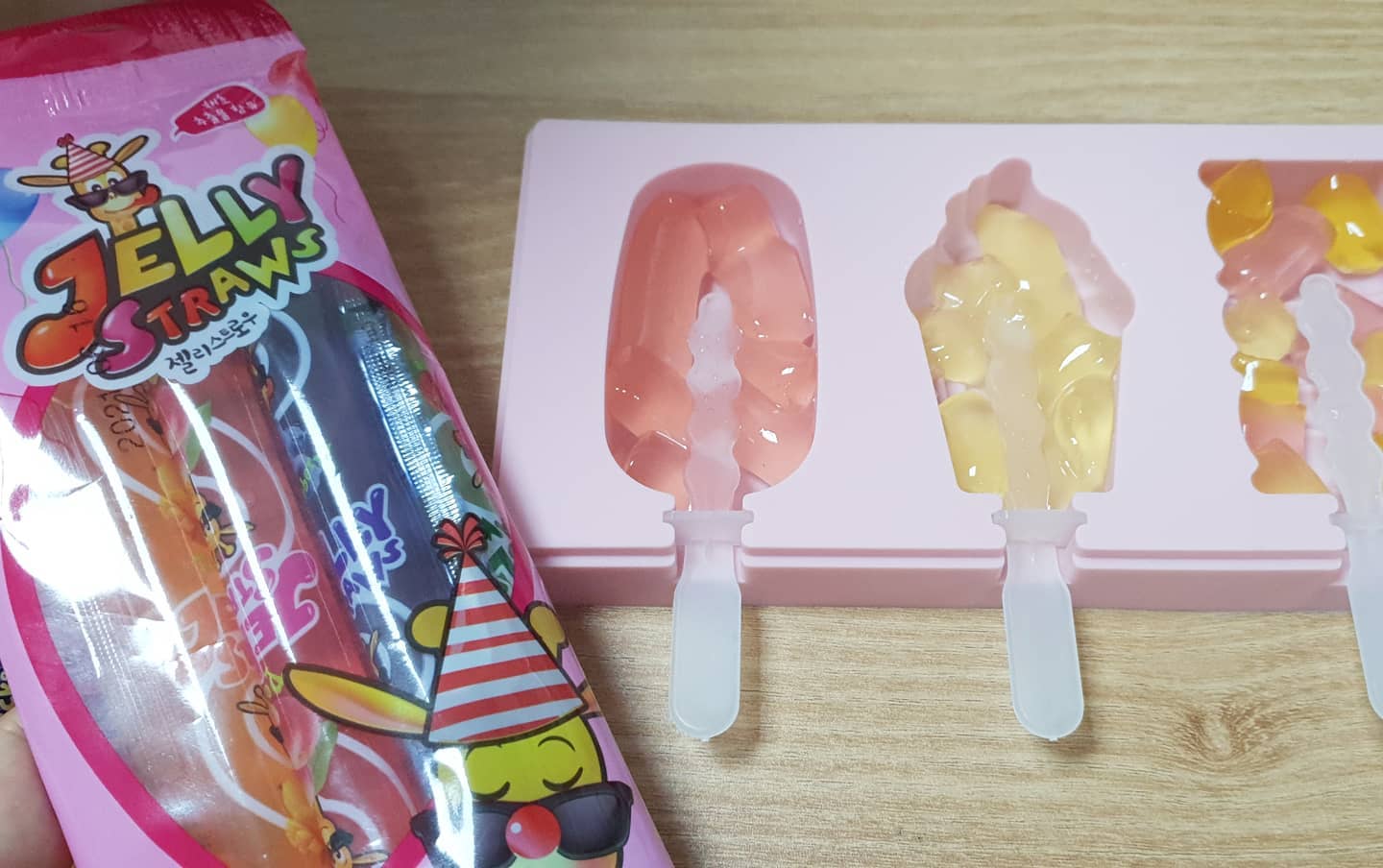 요즘 매일 만들어먹는 중인 젤리스트로우 아이스크림 :)
이 여름을 시원하게 보내기에 최고👍
젤스를 조각조각 넣기도 하고 통째로 가득하게 넣어먹어도 맛있음!
씹어먹으면 아삭아삭 녹여먹으면 탱글한 식감에 아이들 제일 좋아하는 여름간식💚

#젤리스트로우 #젤스바캉스 #바캉스필수템 #jellystraws  #젤스 #젤리스트로우아이스크림 #젤스아이스크림 #여름간식 #우리아이간식