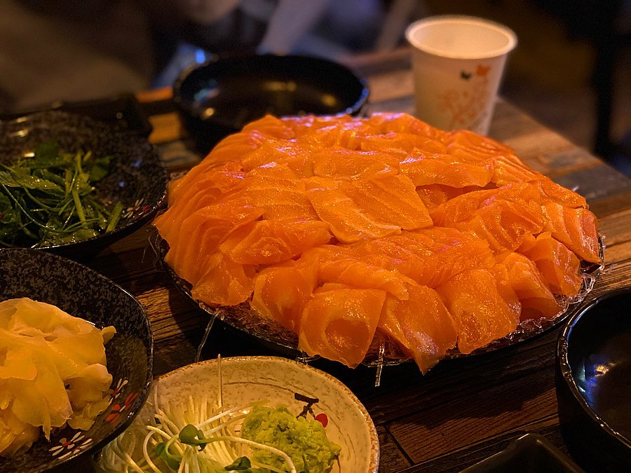 코로나때문에 약속을 잘 안잡아서 피드를 못 올리다가 랜만에 약속 잡아서 올린닿 친구와 전 날  연어를 먹기로 약속하고 찾아간 고려대역 근처 ‘연어이야기’❗️ 가게는 크지않고 테이블이 5개정도 있었당 자리잡고 앉아서 20년 전통숙성연어회와 연어구이를 시켰당 여기는 생선조림과 콘치즈는 서비스다🌝 사장님이 배우신 분👏  같이 간 친구가 자기가 먹어본 생선조림중에 젤 맛있다고 칭찬에 칭찬을 하며 먹었더라는ㅋㅋㅎ  콘치즈는 말해뭐해,, ㅎ 평소에 연어회는 많이 못 먹어서 걱정했는데 걱정따위 할 필요가 없었다^^ 넘 맛있어서 순삭해버렸따,, 연어구이도 살이 통통하고 양이 많아서 만족스럽게 먹구왔당🐷 친구랑 먹는동안에도 담에 또 오자고 약속하며 먹었당ㅋㅋ👍👍 내일은 블로그에 글 올릴거에용🌝 마니마니 봐주세용 이웃추가 환영합니당❤️ #고려대역 #연어이야기 #고려대  #고려대역핫플 #고려대데이트 #동대문구맛집 #고려대연어맛집 #맛집추천 #맛집탐방 #연어맛집 #동대문구연어맛집 #숙성연어회 #연어구이 #콘치즈 #먹스타그램 #foodlike #hotplace #맞팔 #선팔맞팔 #소통 #좋반 #좋아요반사 #칼맞팔 #칼좋반 #소통 #첫줄반사 #f4f #followback #likeforlikes #lfl #l4likes