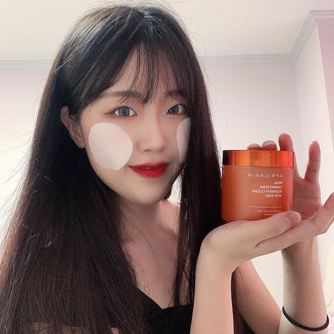 윤주🐰 on Instagram: “요즘 휴대용으로 들고 다니면서 정말 잘 쓰고 있는 에이프릴스킨 “리얼 캐로틴 블레미쉬 클리어 비타 패드” 스킨 로션으로는 케어가 부족 했는데 이 패드로