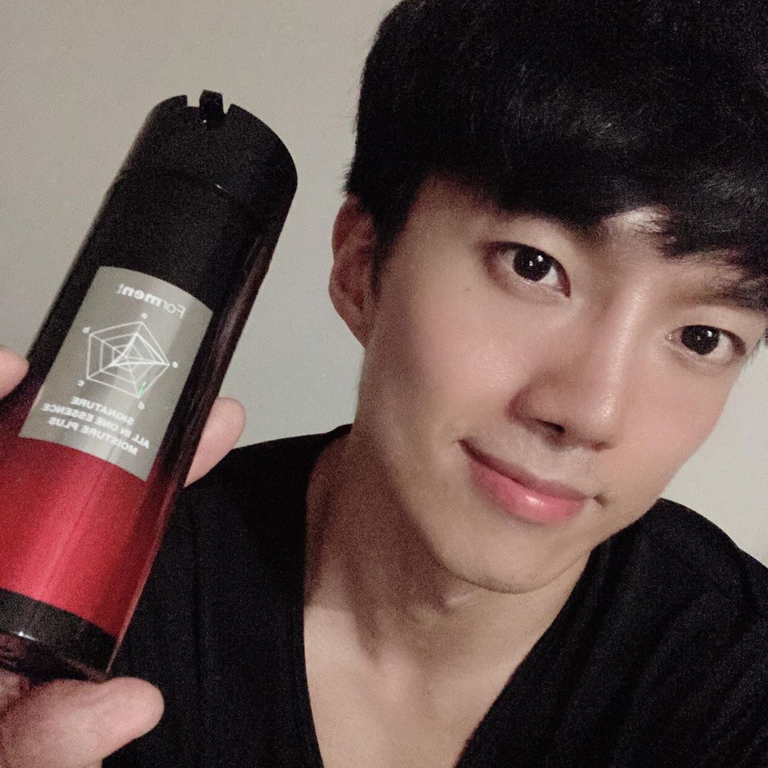 운동좋아하는 직장인 on Instagram: “요즘 운동끝나고 귀찮아서 올인원으로 쓰는 포맨트 시그니처 올인원 에센스😄 . 제품하나에 밤낮에 따라 화이트닝에