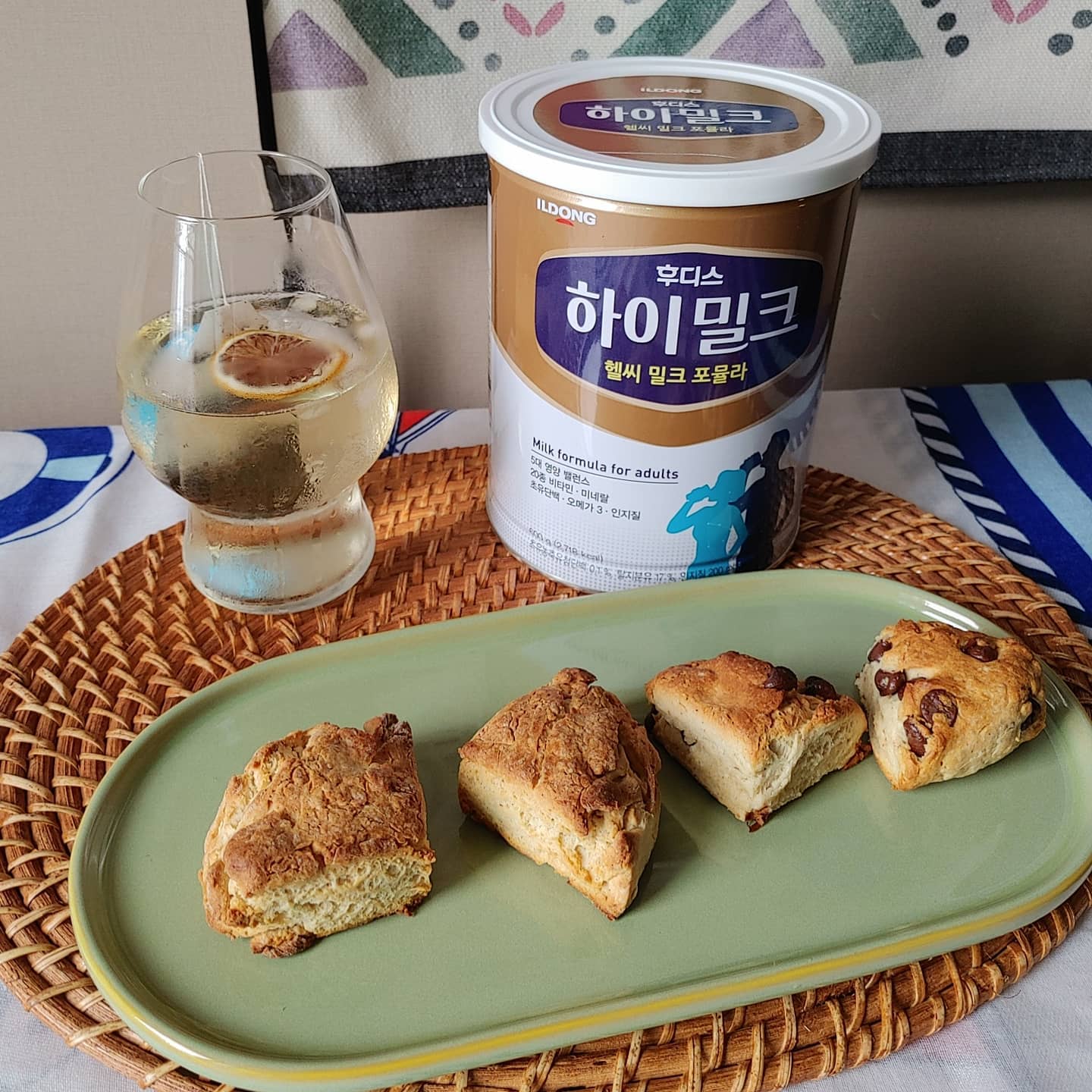 어른분유 후디스 하이밀크🥛💪
아가분유를 50년 만든 후디스에서 
성인들을 위한 하이밀크를 만들었어요! 
느낌 아니까~~😆
우리.. 예전에 동생 분유.. 
스푼으로 한번씩 먹어 본 적 있잖아요?ㅋ

오늘은 6시쯤 일어났는데 밥은 먹기 싫고..
하이밀크를 활용해서 아침식사용 스콘을 만들어 보았어요
단.탄.지 밸런스와 초유단백, 오메가3 함유된
겉바속촉 영양스콘 완성! 남편은 커피와 초코칩스콘을 
저는 홍차와 플레인스콘을 먹었더니 든든해요😋

맨 가루로 먹어보니 바닐라? 맛이 나요
요즘 입맛없다는 말을 자주 하시는 엄마께 드려봐야겠어요~ 엄마도 한번씩 분유 털어 드시는 거 봤거든요😊

하루에 2~3스푼을 우유나 스프,커피나 요거트에 타서 비타민과 각종 영양소를 섭취할 수 있는 하이밀크는
롯데마트에 입점중이에요!

다음주에 태풍이 또 온다지요? 부디 이번처럼 큰 피해 없이 지나갔으면 좋겠어요. 
식사도 잘 챙겨 드시고요~ 이럴 때 절대 아프면 아니아니 아니되오~~~
아무쪼록 오늘도 안전하고 즐거운 하루 되시길요!!💕💞💕

#효도선물 #후디스 #하이밀크 #부모님선물 #부모님선물추천 #효도선물추천 #성인분유 #일동후디스 #효도그램 #롯데마트하이밀크 #롯데마트성인분유 #어른분유 #초유 #부모님건강 #어머니선물 #아버지선물 #할아버지선물 #할머니선물 #부모님그램 #간식추천 #시댁선물 #아침대용 #갱년기