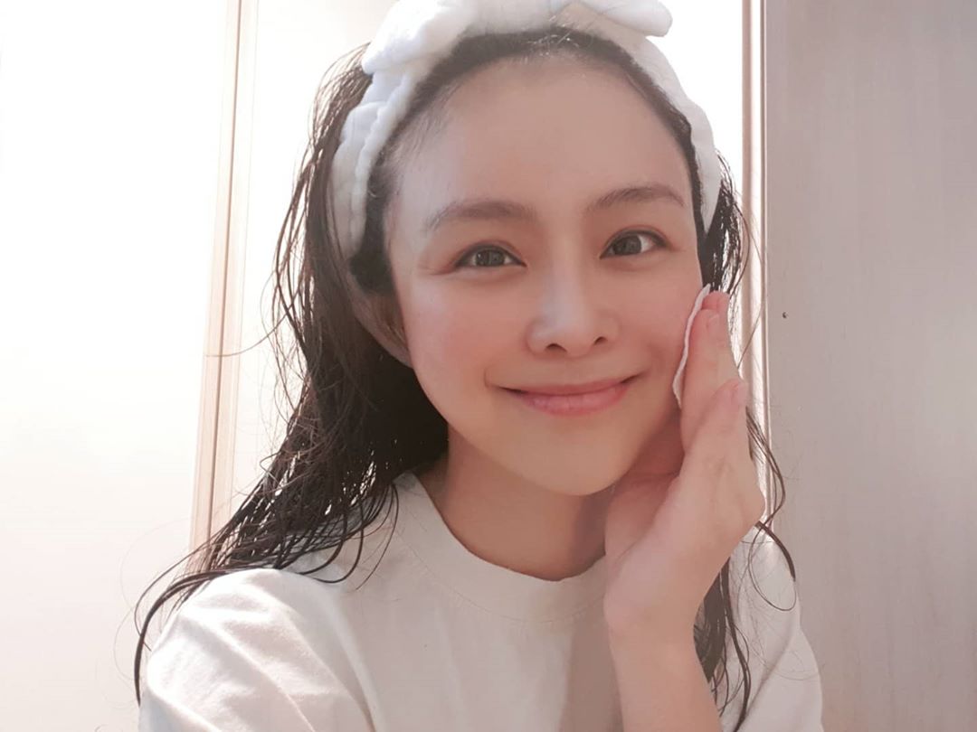 깽이👰🤵💕2017.10.28.💍 on Instagram: “가끔 세수 못해도 모공패드 한장이면..💙 항상 인진쑥이랑 아토베리어 토너만 쓰다가 면세점을 못가서 이제 닦아내기용 토너가 없다...😂 토너패드