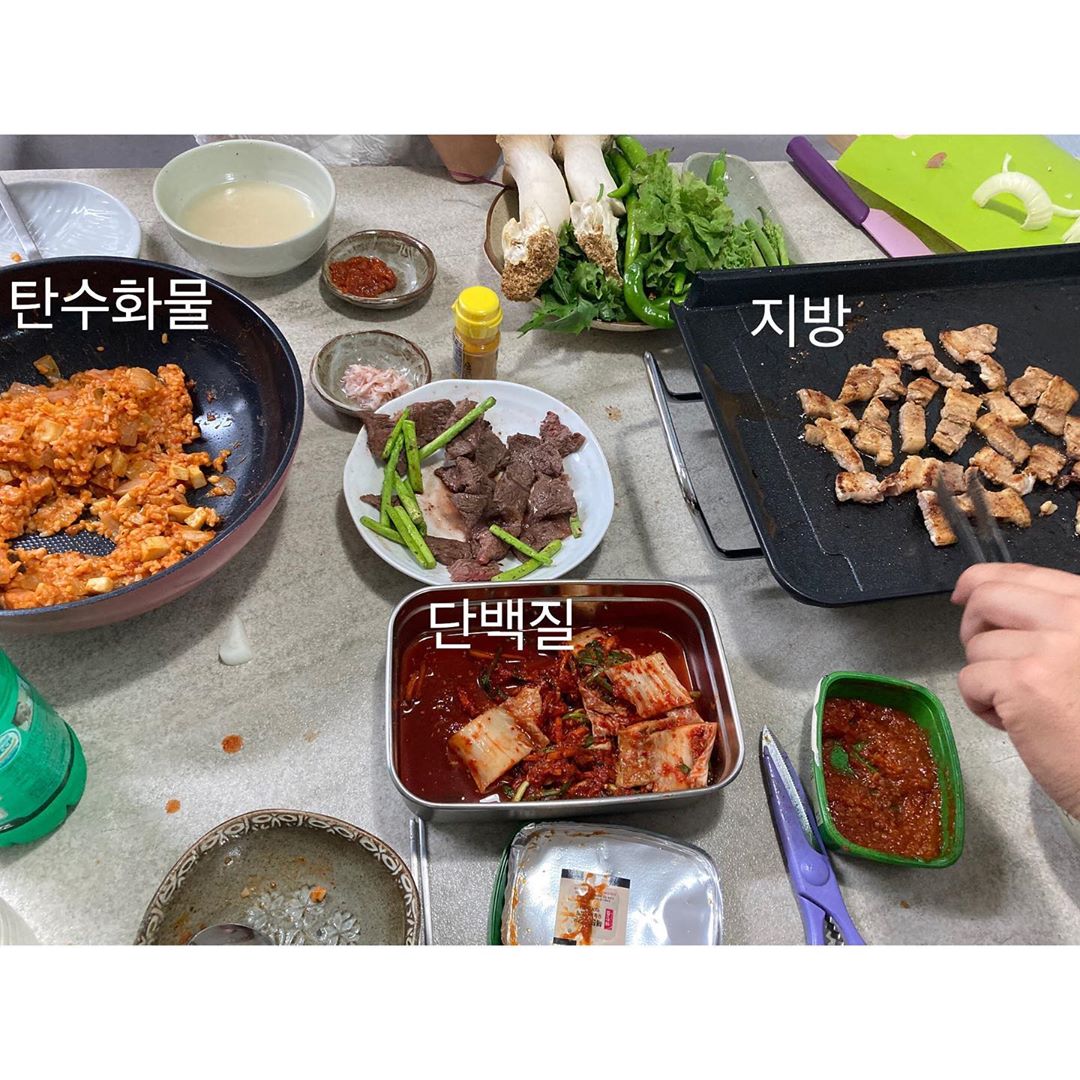 운동좋아하는 직장인 on Instagram: “이 시국에 밖에서 외식보다는 집쿡👍🏻 탄단지 완벽한 비율이다..🥰 . 장본건 EPP 재질을 사용하여 보온 보냉에 뛰어