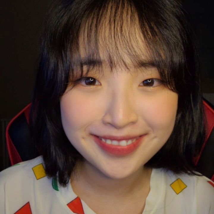 라방 참여해주신 분들 덕이 너무 재밌고 행복했어요❤
제 노래도 들어주시고! 유익한 이야기 인생이야기도 해주시고..🥰
정말 제가 더 배울 게 많은 시간이었어요:)
좋은 기운 뿜뿜 정말 많이 받았습니당!
앞으로도 더 열심히 사는 루나 될게요☺💕

첫 방송이라 어버어버했죠?ㅋㅋㅋㅋ
다음에도 기회되면 또 만나요❗❗
끝까지 함께 해준 모든 분들 감사합니다❤👍
저도 오늘은 넘 피곤해서 자야겠어욯ㅎㅎㅎㅎㅎ 내일 일어나서 인스타 쭉 확인할게요❣

GOOD NIGHT 🌛