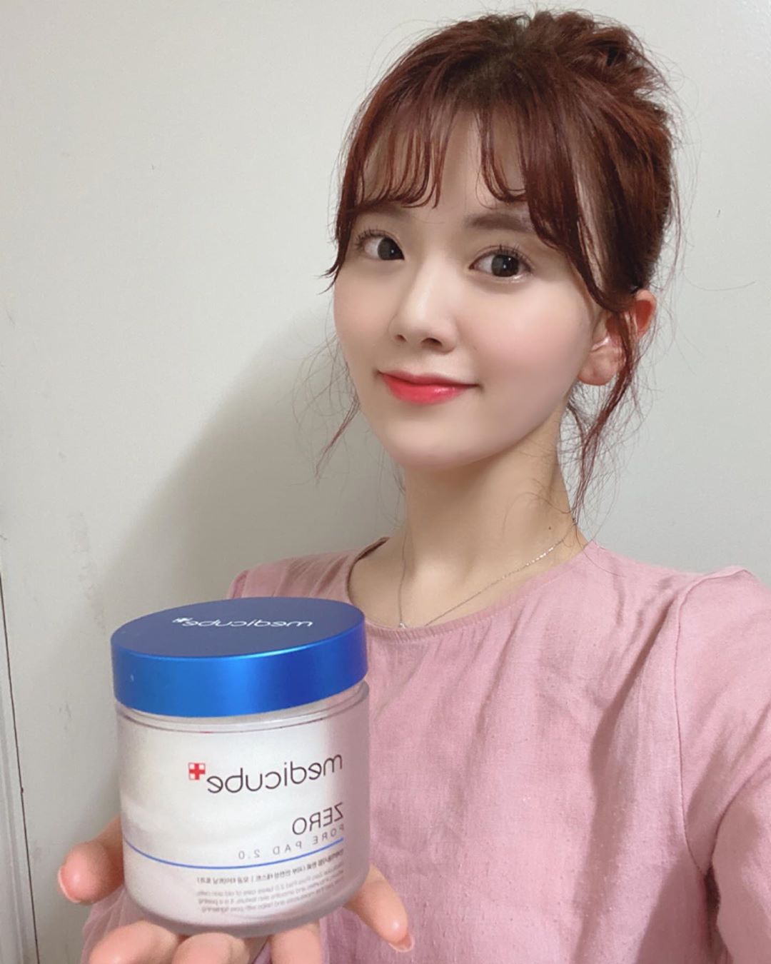 이채연 on Instagram: “🌼메디큐브 제로 모공 패드 2.0🌼 더 강력해진 모공 타이트닝 효과로 업그레이드된 제로 모공 패드 2.0 2주 사용으로 보는 모공 타이트닝 효과부터 피지, 각질 케어를 체