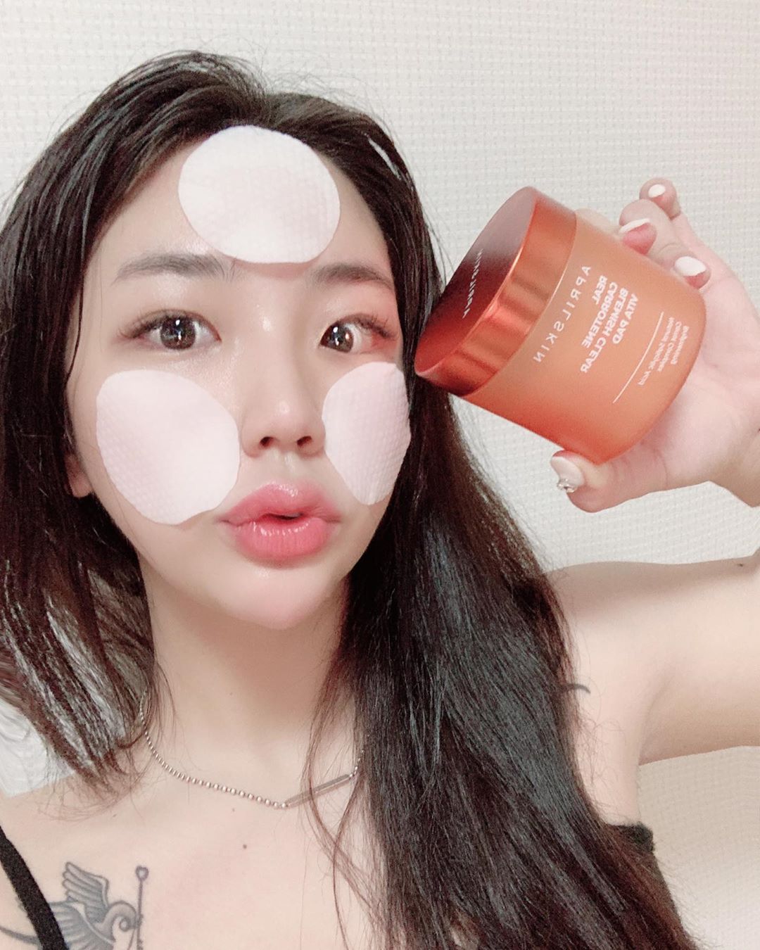 뉸디ෆ on Instagram: “마스크때문에 피부 엉망이였는뎅, 저녁에 캐로틴패드로 한번 닦아내고
