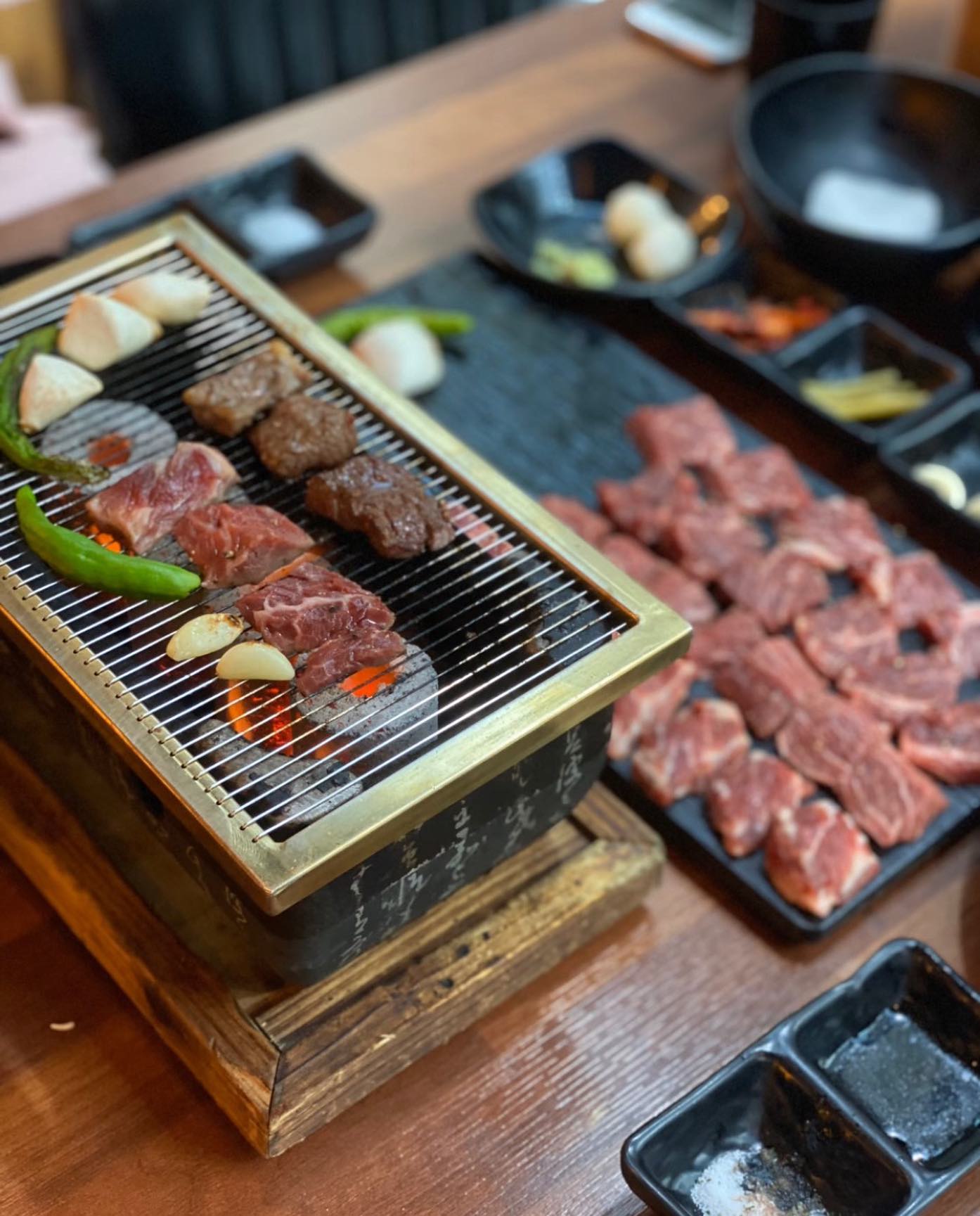.
⠀
어제 식당인테리어만
올렸는데 메뉴는 
야끼니꾸 였어요 !
⠀
근데 여기 완전 존맛탱이에요
고기가 살살 녹아요😭😭
⠀
#앞으로단골예약🙋🏻‍♀️ 
#명지술집추천최고 
⠀
⠀