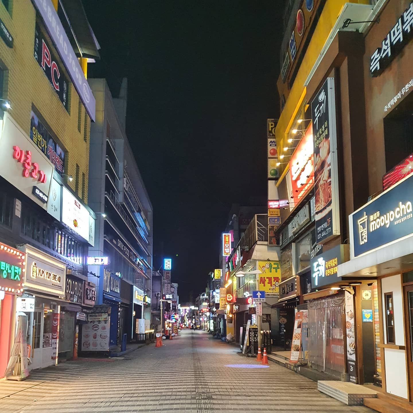퇴근후 집가는길 ..텅빈거리 다들 코로나 조심!