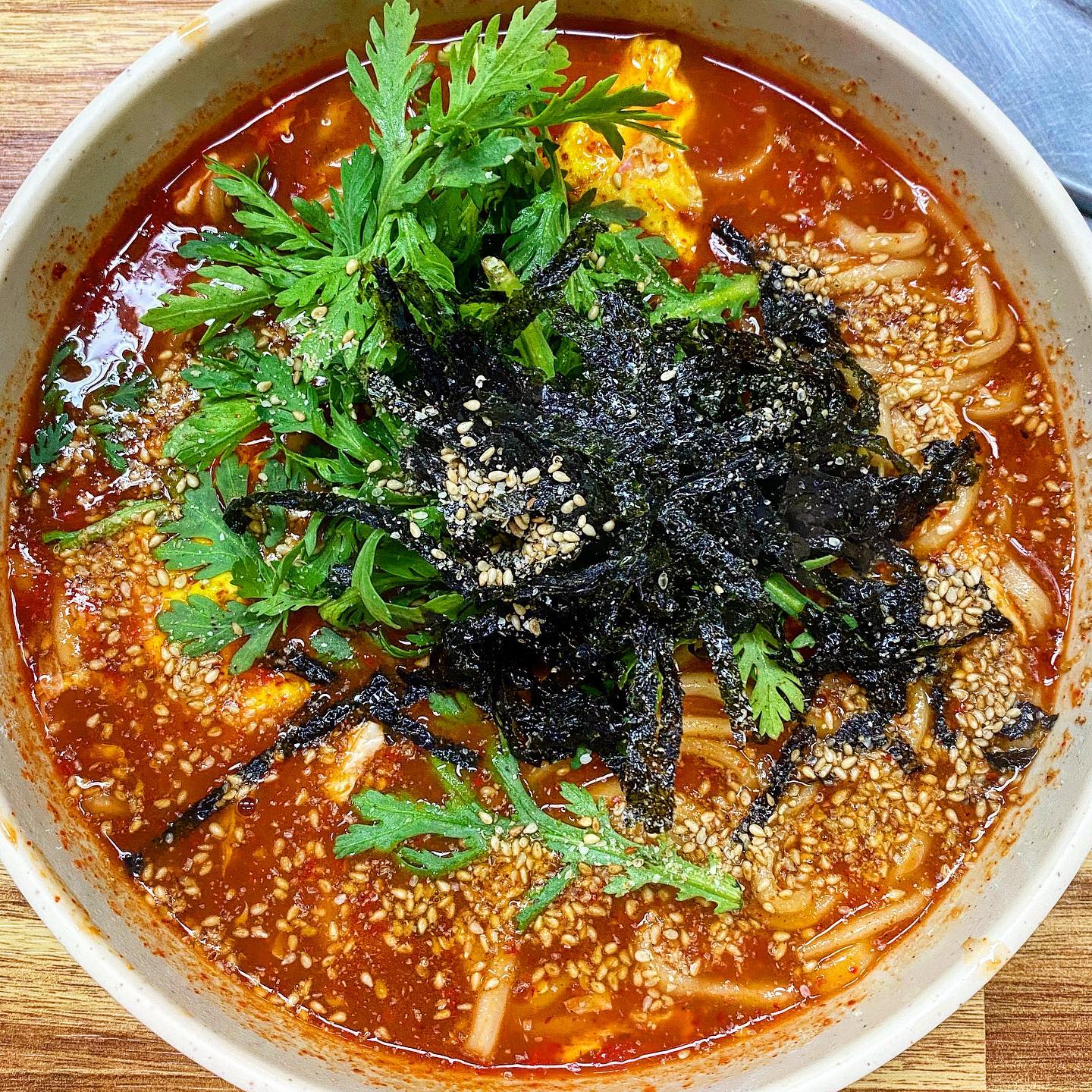 @칼국수 좋아하는 사람
.
.
얼큰이 vs 바지락
.
.
항상 고민하지만,, 항상 얼큰이를 선택한다.  향긋한 쑥갓과 계란 가득, 김가득🌿 이러니 포기 못하지. 뇌가 기억하는 아찔한 맛. 보고만 있어도 침이 나온다. 단무지 하나 올려서 한입 하고싶다
.
.
🌷신발 벗고 들어가는 정감가는 곳🌿
.
.
.
.
.
#칼국수 #탄방동 #엄마손칼국수 #대전맛집 #칼국수맛집 #얼큰이칼국수 #바지락 #탄방동맛집 #점심메뉴 #저녁메뉴 #먹스타그램 #먹스타맞팔 #먹팔 #먹팔해요 #선팔 #음식스타그램 #맛스타그램 #맛팔 #맛팔선팔