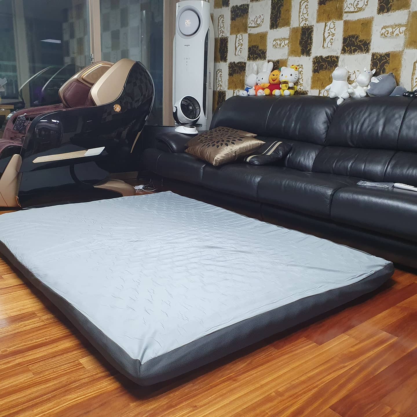 이번 여름은 센스맘 에어매트리스로 완벽 거실나기 성공!?

더운 여름에 땀흘리고 자는 나를위해 에어컨 앞자리에 센스맘에어매트리스를 깔아두고 양면투사이드로 언제든지 푹신한 소프트폼과 잡아주는 하드폼으로 변경가능!

라돈테스트통과 향균, 유해물질통과! 도대체 뭐가부족한거야!!
8만번의 테스트와 9zone으로 온몸을 부담없이 편안하게 오랫동안사용가능~

돌기사이의 에어로드 통해 시원한 여름 따뜻한겨울을 보낼수있다구요

속커버는편하게 빨고 보관은 벨드로 간편하고 쉽고 빠르게 정리가능
센스맘 에어매트리스 투사이드 추천
#협찬 #센스맘 #센스맘에어매트리스 #센스맘매트리스 #센스맘투사이드 #시원한여름매트리스 #양면매트리스 #9존 #클라우드패턴 #소프트폼 #하드폼 #화사 #마마무 #tvn삼시네세끼