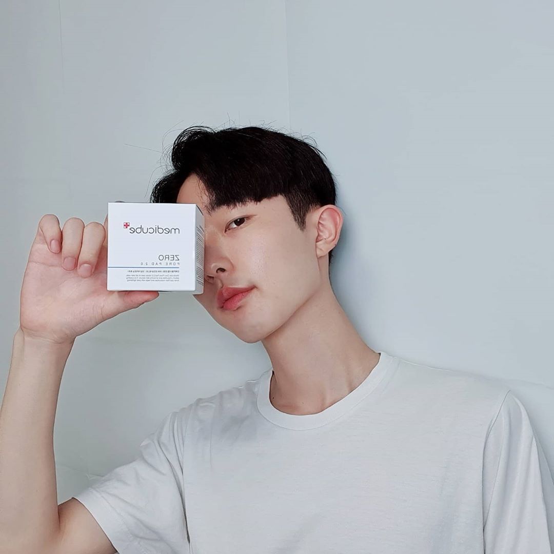 그니Geun2 on Instagram: “국민 모공패드로 유명한 메디큐브 BEST Seller 제로 모공 패드 2.0! 스킨 토너 대용으로 간편하게 쓱쓱 닦아 사용할 수 있는 간편 토너 패드 하루 이틀 쓸수록 피부 각질 수
