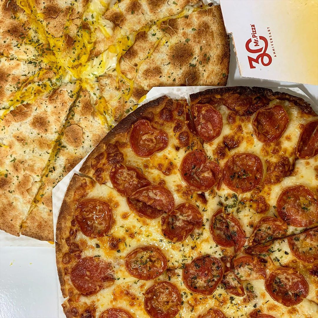 젬티그램 on Instagram: “🍕미스터피자 ᆞ 미스터피자 30주년 기념 신메뉴✨ 씬크러스트 피자 1+1으로 먹어봤어요🍕 ᆞ 페퍼로니 피자는 짭쪼름한 페퍼로니가 한가득인데 바삭한 도