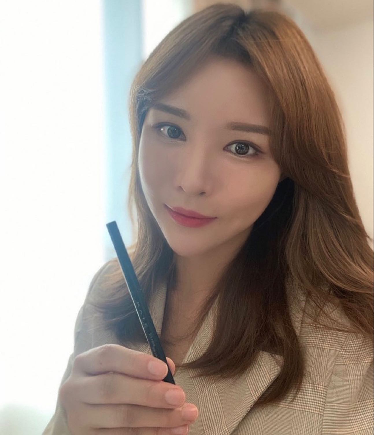 #광고 #케이트 #KATE #핏레어젤펜슬
⠀
⠀
⠀
습하고 더운날씨에 끄덕없는 #아이라이너
번짐현상이 많은편이라 저녁만 되면 팬더되는편인데 이 제품 번짐 없이 화장 처음한 모습 그대로 쭈우욱 유지되더라구요! 이렇게 좋을수가✨얇은 극세심 제품으로 점막과 속눈썹사이사이 채우기 너무 편하고 부드러운 텍스쳐로 쓱~ 편하게 그려져서 간편하게 사용하기에도 좋더라구요 ✍🏻
워터&스머지 프루프기능까지 있어서 영상에 물티슈로 닦아도 그대로 남아있는 선명함! 보이시죠?
번짐없는 여름 워터프루프 아이라이너 찾으시는분들께 추천드려요
⠀
⠀
⠀
⠀
⠀
⠀
#올리브영아이라이너 #데일리아이라이너 #아이라이너추천 #올리브영아이라이너추천 #싱글즈 #인품사