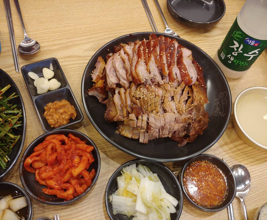 족발 단골집
.
너무 맛있어요!
아이들이 저번에 먹고 
또 먹고싶다고ㅋㅋ
.
#목감맛집 #목감족발맛집
#족발예찬 #족발예찬목감점
#인생족발 #저녁메뉴
#3040 #노래맛집