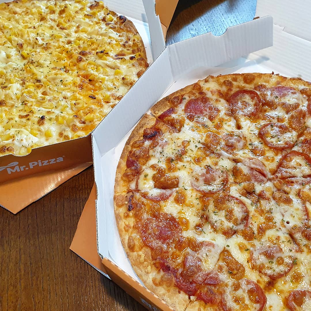 @jju_muk on Instagram: “🏠미스터피자 🍕씬크러스트1+1🍕 찐페퍼로니, 톡톡콘치즈 미스터피자 30주년을 맞이하여 출시 된 가성비 씬피자~! 리뷰어로 선정되었습니다! 짭쪼름한 페퍼로니와 치