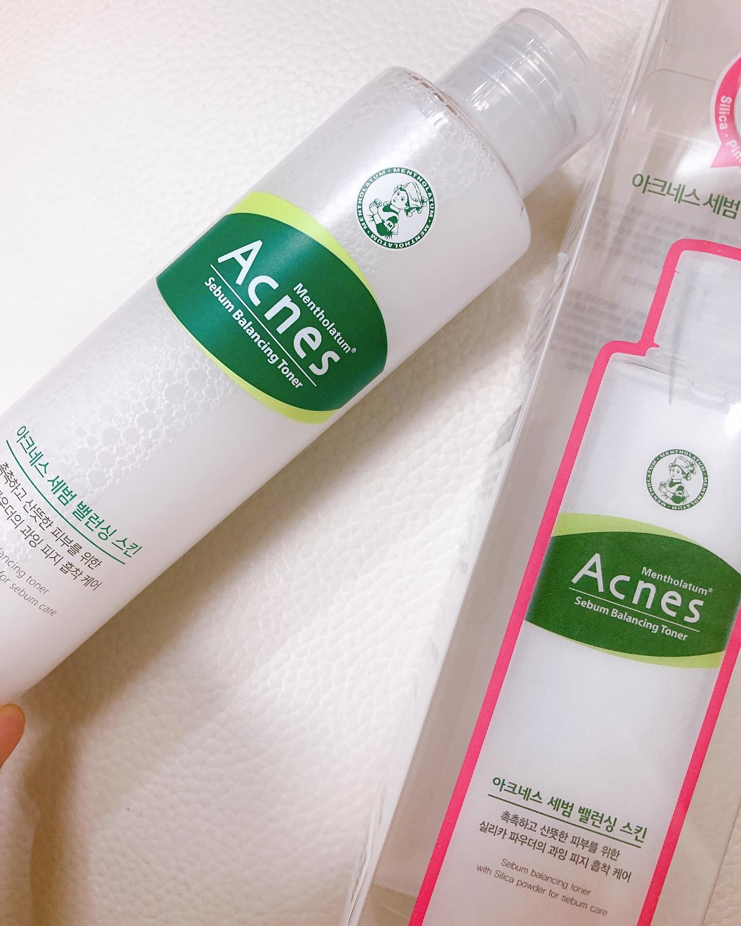 #광고

아크네스 세범 밸런싱 스킨

마스크가 필수가 되버린 요즘
턱에 트러블이 마구마구🤬
트러블 제품들에 관심이 많아지는 요즘🤦🏻‍♀️

아크네스 세범 밸런싱 스킨은
피지 흡착 파우더가 피지 과다분비를 잡아줌
화장솜에 묻혀 닦아내면 
산뜻한 기분💦
사용하기 전 반드시 파우더와 워터가 섞이게 흔들어주기👌
산뜻한 마무리감이지만 수분감 또한 적당해서 당기지않고 딱 적당한 마무리감
마스크 속에서 열일하는 피지들 잠재워주길🙏🏻

#15그래머 #아크네스 #세범밸런싱스킨 #파우더스킨 #핑크파우더스킨 #트러블토너 #여드름피부관리 #기름종이스킨 #스킨케어 #지성용토너 #진정토너

아크네스로부터 제품을 제공받아 작성하였습니다.