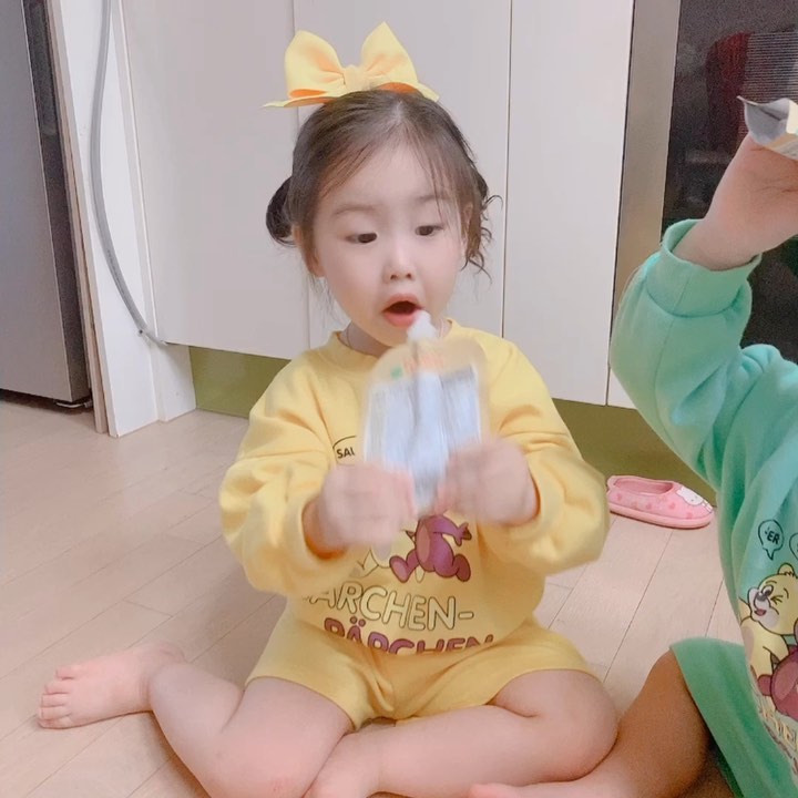 시니 on Instagram: “#배도라지즙 #도라지배즙 #협찬 드디어 기다리던 배도라지즙 도착😆 ⠀ 요즘같은 환절기 날씨에 기관지에 좋은 배도라지즙 음료수 대신 배도라지즙 한개씩 꾸준히 먹이