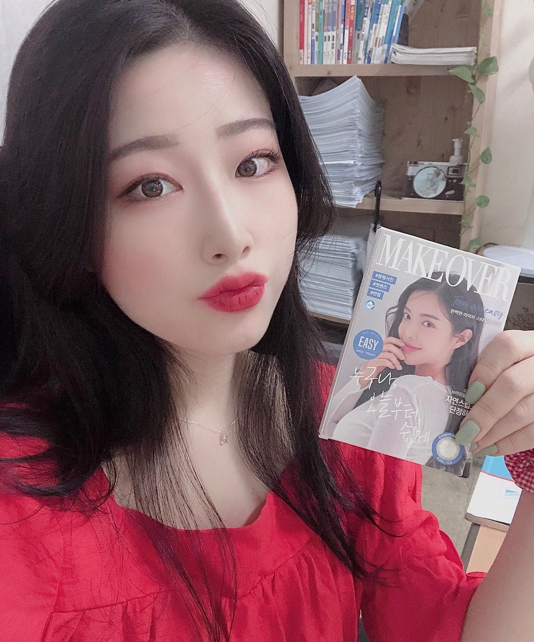 309 Likes, 4 Comments - 多慧 (@mung._.dahye0118) on Instagram: “❤️ 오랜만에 레드룩🍓 마스크 필수인 요즘 ㅠㅠ 코부분이 날개처럼 되어있어서 뜨...
