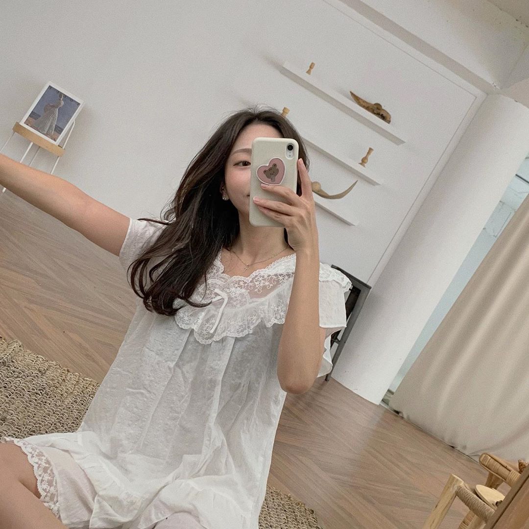 @jeongbinvely shared a photo on Instagram: “- 공주 집에 온 걸 환영해💖 이러퀘 이쁭 공쥬잠옷 바썰 〰️❔ ✨lalalove 스토어팜✨ #잠옷 #파자마 #홈웨어 #공주잠옷 #집순이 #집순이그램 #집스타그램 #