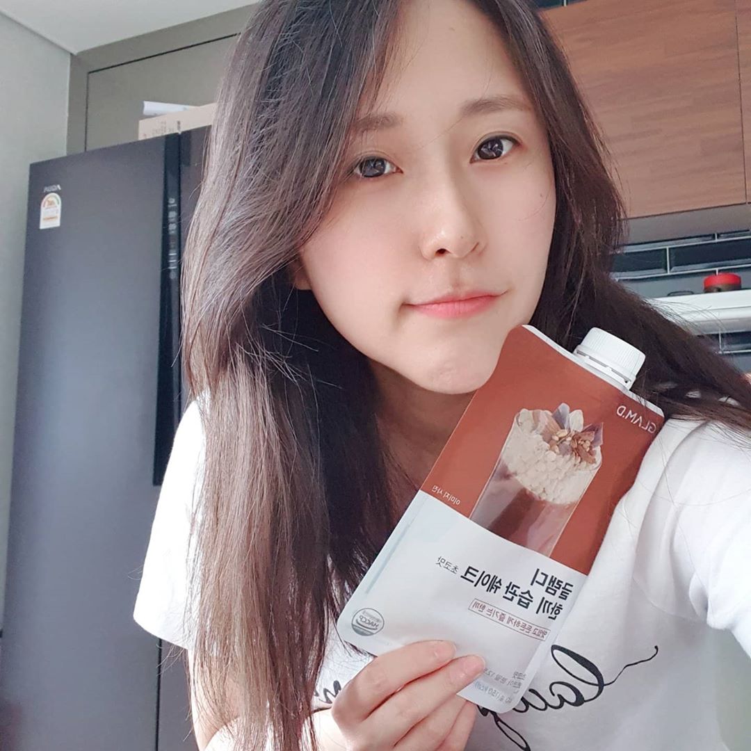 one1’s Instagram photo: “어제같이 정말 밥먹을 시간도 없을때 나의 든든한 한끼가되어줄 글램디한끼습관쉐이크에요~ 단백질쉐이크에서 이렇게 진한 초코맛이 나다니 뮤즐리가 들어있어 씹히