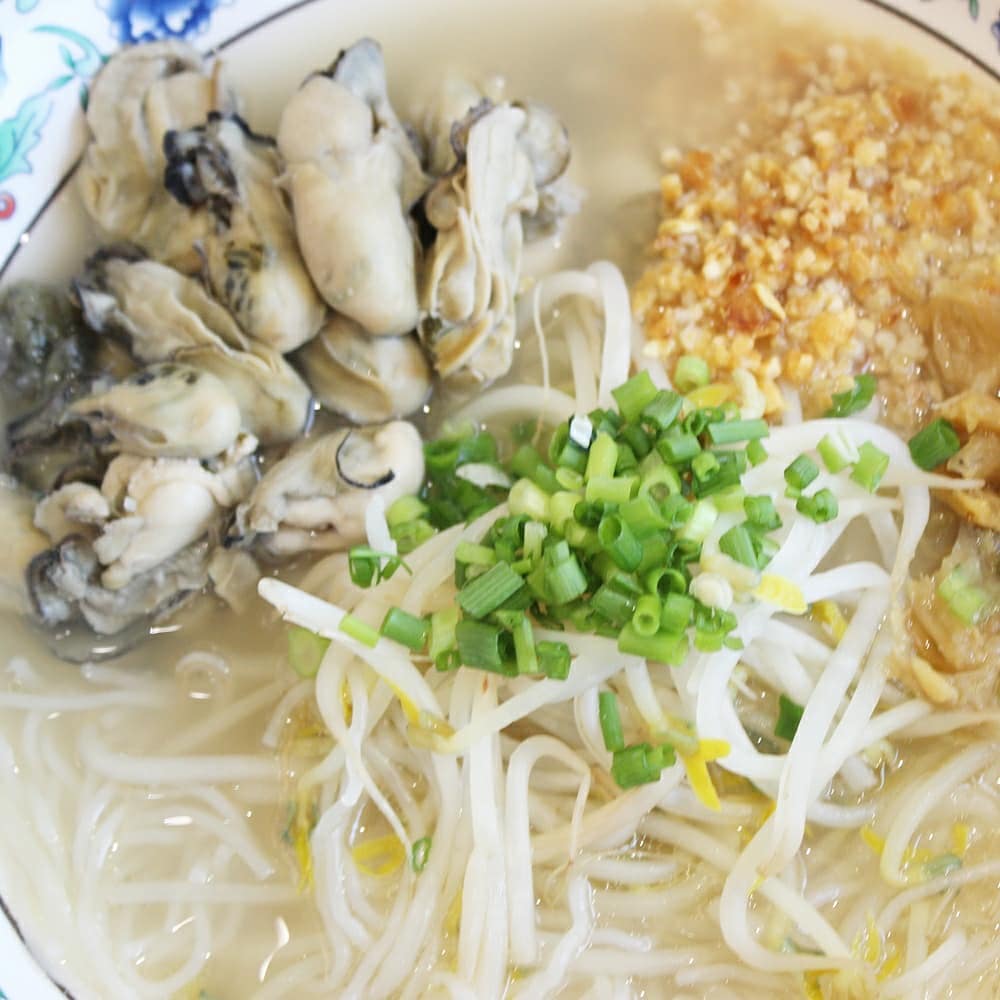 맛있을 것 같은 메뉴가 너무
많아서 고민고민하다가 일단
이곳의 메인메뉴라고 하는
굴국수, 닭날개 튀김, 아이스밀크티로
주문해봄ㅎㅎ

_
_

다진고기 쌀국수, 새우볼 쌀국수,
파이황과, 토마토 새우볶음 등
다양한 메뉴가 있던데 다음에
올 때마다 하나씩 도전해봐야지

_
_

근처에 맛집 생겨서 너무 좋다🤤

_
_

#홍대맛집 #연남동맛집 #연남동쌀국수맛집 #마카오굴국수 #리리마카오굴국수 #홍대쌀국수맛집 #홍대점심맛집 #연남동점심맛집 #굴국수 #합정맛집 #합정쌀국수 #합정쌀국수맛집