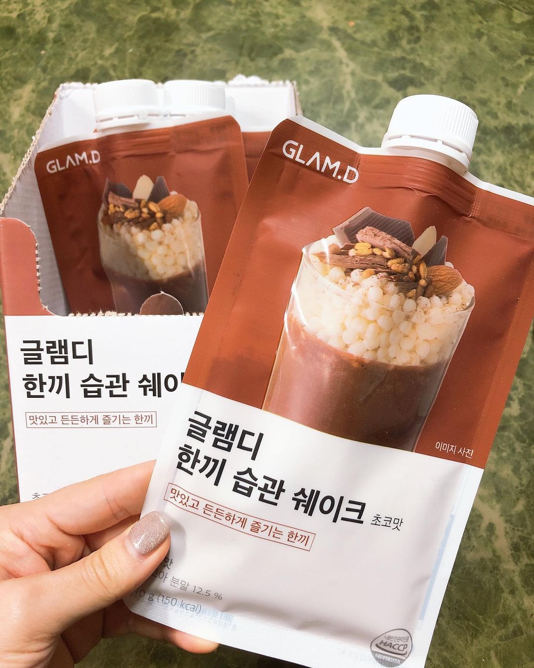 식단이중요하디 on Instagram: “#제품협찬광고 . 협찬이지만 이렇게 맛있는 쉐이크는 너무 감사합니다😭❤️❤️ 우유에 태우지않고 물만 넣어도!! 초코우유가 만들어