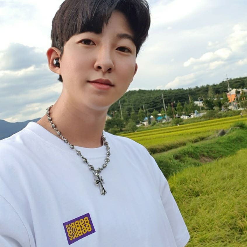 해혁 , 패션 on Instagram: “#제품협찬 @89bros 👕 제품 프린팅이 너무 과하지도 않고 포인트가 될 수 있는 티셔츠라고 생각합니다. 디자인이 너무 예쁘고 어떤 바지에 입어도 코디가 쉽게 잘 되
