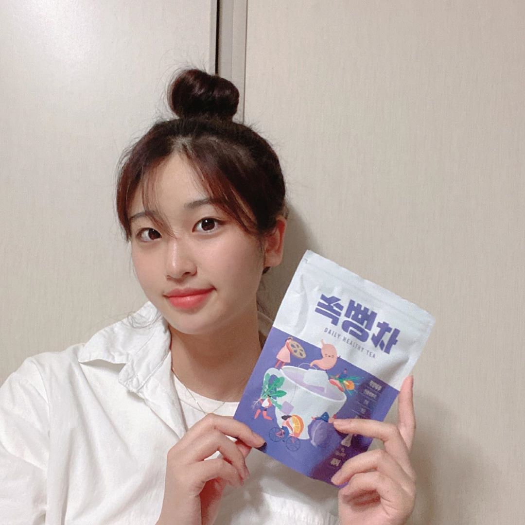 나지혜 on Instagram: “#협찬 소화와 위장에 좋은 재료들로 만든 차 #속뻥차 입니당! 이름도 패키지도 귀엽당 크킄 달큰하면서 구수한 맛이 기분 좋고 몸이 건강해지는 기분☺️ 우러나