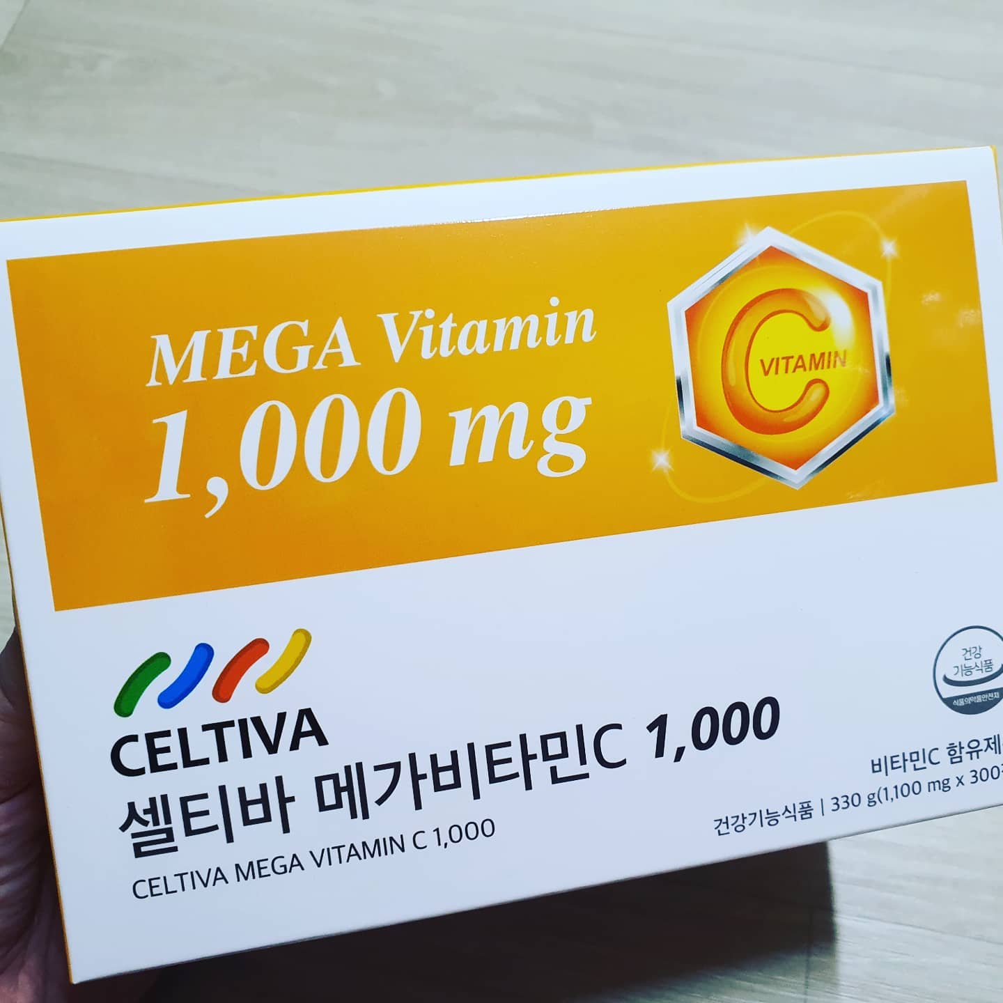 #위메프 #셀티바 #신상체험단 #협찬 #메가비타민C1000 #메가비타민 #비타민 #환절기 #독감 #비타민c #감기 #온가족비타민

#환절기 우리가족 건강 비타민c 챙겨보기로 했는데요
아침 저녁으로 기온차가 커서 아무래도 감기 걸리거나 그러면 비타민 챙겨먹으라고들 하잔아요. 그래서 미리챙기지 않으면 나중에 후회할거같아
남편도 챙겨주면서 나도 챙기기 좋게
넉넉한 용량 알아보고 있었는데
위메프에서 셀티바 메가비타민c1000
1,100mg * 300정 대박 ㅎㅎㅎ가격도 맘에들어 얼른 만나보게되었네요
근데 배송도빨라좋고 #셀티바 #메가비타민C
1일1외섭취 일일권장섭취량1,000%함유
첨가물부형제10無 300일분 대용량 맘에쏙 ㅎㅎㅎ
결합조직형성과 기능유지에 필요하며 철의 흡수에 필요
유해산소로부터 세포를보호
우리몸에 꼭 필요한 영양중 하나인 비타민C
특히 겨울에는 더욱 챙겨야하는데 음식으로 매일 챙겨먹기 힘든 현대인들
간편하게 또 대용량으로 넉넉하게 준비해서 먹으면 좋을거 같고
메가비타민은 잘라먹기도 편해 알약 잘 못챙겨드시는 분들게 추천해도 좋은거 같네요
꾸준히 챙겨먹어야 겠어요 ^^