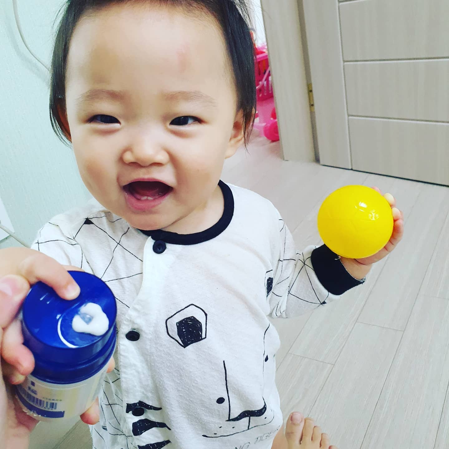 촉촉하게 발라줄게~
잠시만... 기다려볼래~
.
화장품만 보면 왜 흥분을... ㅎㅎ
촉촉하게 얼굴에~
오즘 거칠어진 울 둘째 얼굴에
필수품 되시겠습니다!!
.
.
#위메프 #신상체험단 #협찬 #아비노베이비 #수딩릴리프페이셜크림