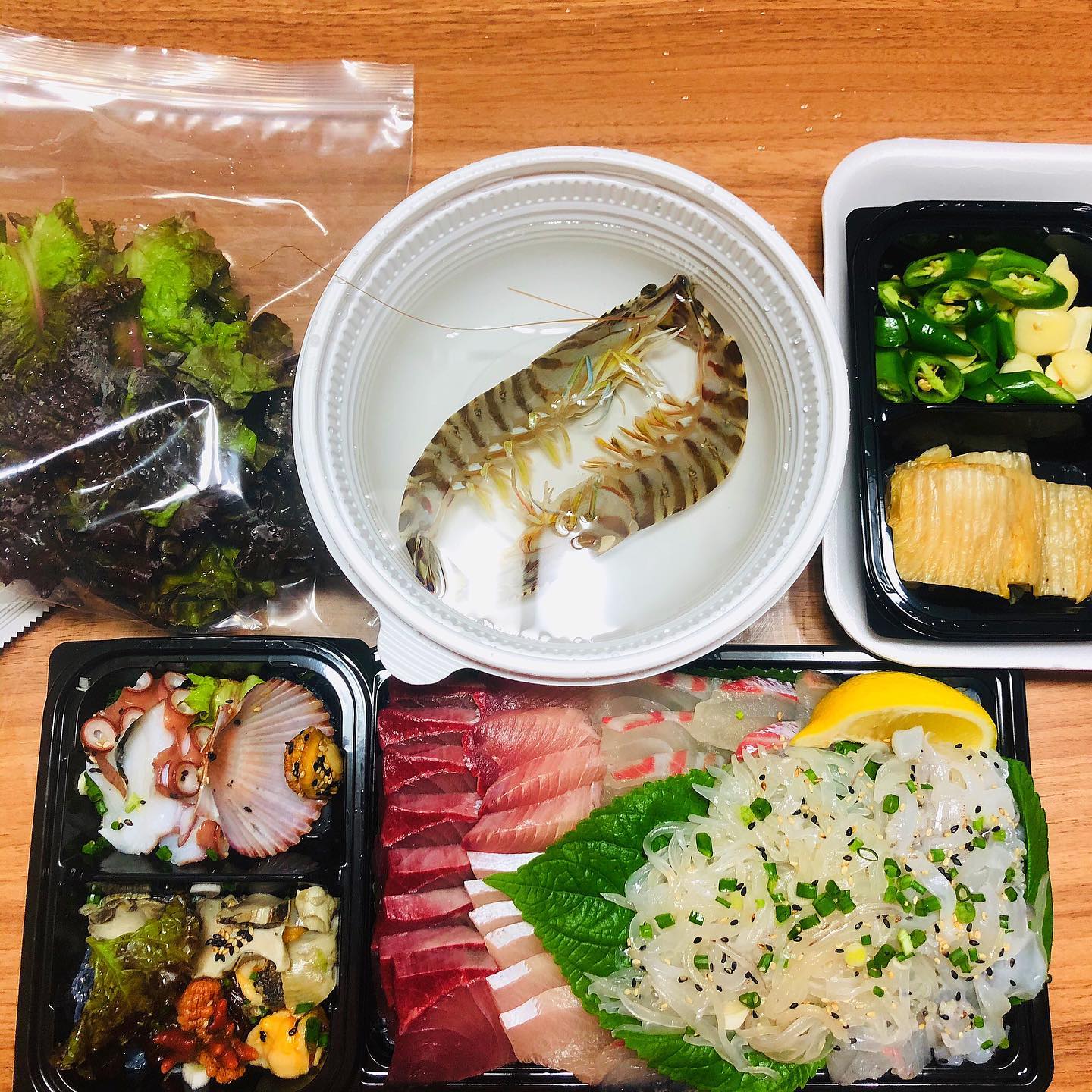 #바다료리사

가성비 갑 1인활어모듬회
#오징어회 #방어회 섞어서
이제 겨울이 오긴 오나보다

오도리새우 한마리 6,OOOw
두번은 못먹을 가격 ^^;