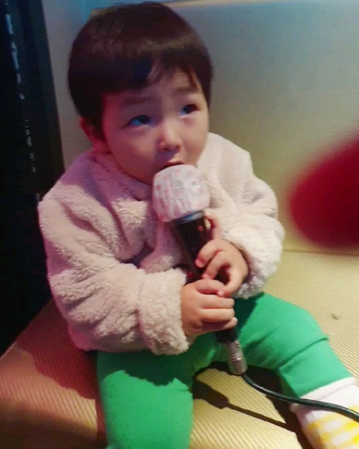.
#생에첫노래방
역시 흥쟁이 😘
노래방 첫입성 후 조금 어리둥절하더니 
금새 마이크들고 흔들고 뛰고 
우리현이는.....이제컸다고...
부끄럽다고 노래도안하고.
나가자고나가자고!! 집에가자고 가자고..
사진도 안찍는다고 안찍는다고 
준이나찍으라고...
사춘기냐!! 
#전지적형아시점
#코인노래방
#18개월입성
#다컸네다컸어
#우리집귀요미