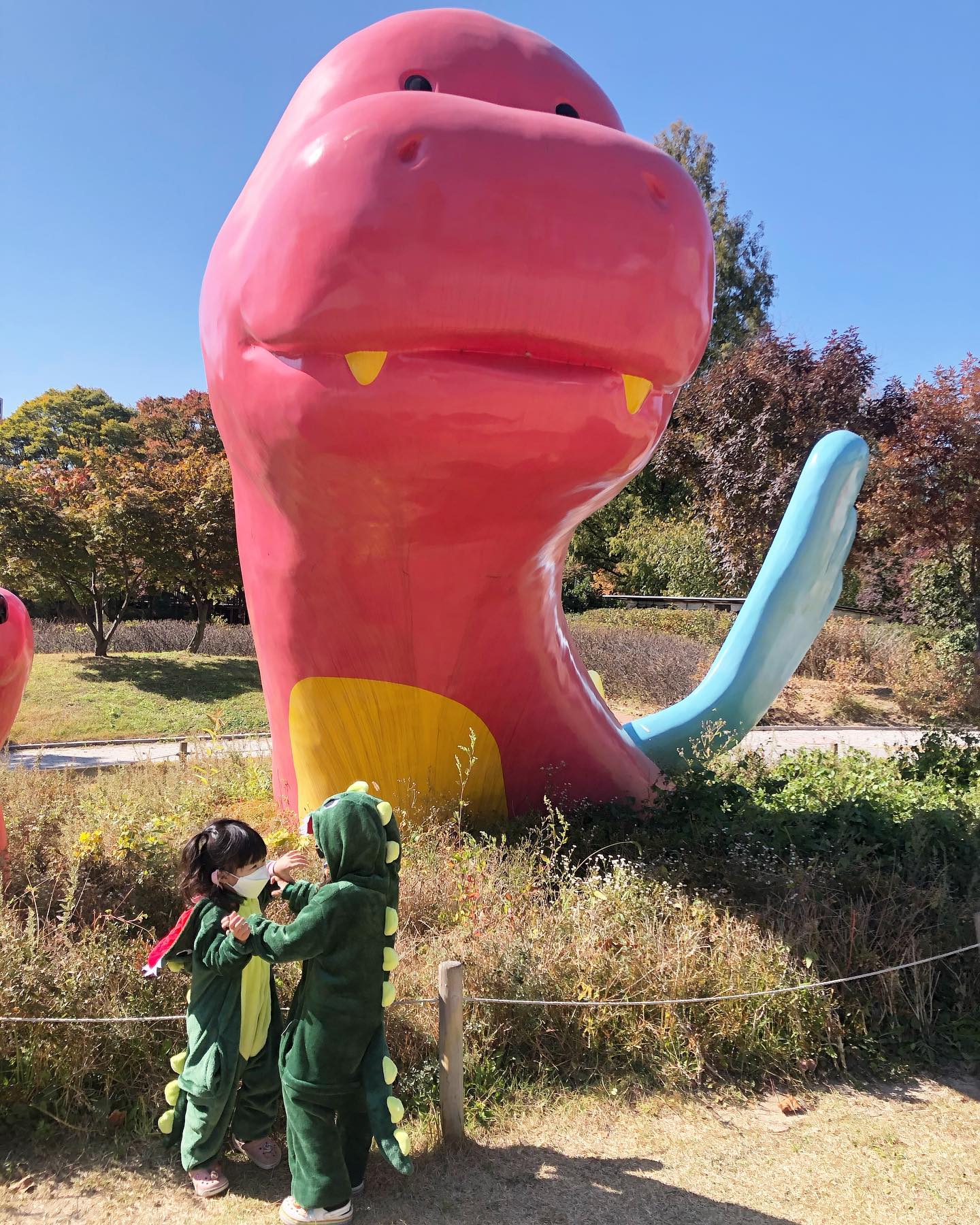 .
공룡앞에서 싸우는
공룡 두마리◖⚆ᴥ⚆◗
.

매주 캠핑 다니다 오랜만에
관광하니 좋규나~💛
.
#할로윈 #할로윈코스튬