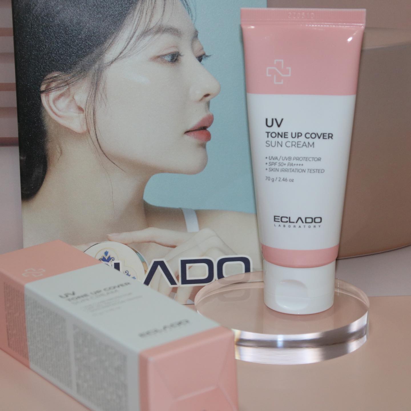 ECLADO #제품제공
유브이 톤업커버 선크림 솔직리뷰

에끌라두 유브이 톤업커버 선크림 SPF50+
PA+++ 50g / 31000원

에끌라두 브랜드는 피부과 / 고급 에스테틱전문
브랜드인데요 겟잇뷰티에서 여배우가 사용, 남자 아이돌의 촬영장 파우치 필수템으로 유명해졌다고 해요!

요즘처럼 마스크 때문에 갑갑해서 파데프리 하고 싶으신 분들이 많을 것 같은데 100% 무기 자외선 차단제로 수분감이 아주 촉촉하면서 백탁 현상없이 자연스럽게 톤업되는 제품이에요 

병풀 추출물, 녹차 추출물로 피부 장벽 보습과 선크림에 사용되는 20가지 주의 성분 무첨가로 민감, 예민, 마스크 착용시 가볍게 바를 수 있어요

큰 결점이나 점은 커버되지 않지만 정말 자연스럽게 톤업된다는 점이 젤 좋고 핑크빛 색상의 촉촉한 크림 타입으로 가까운 올리브영에서 만나보실 수 있어요 🌿🎀

eclado__official 
#에끌라두 #eclado #에끌라두선크림 #미백크림 #톤업크림 #톤업크림추천 #미백크림추천 #선크림 #코덕 #코덕맞팔 #파데프리 #파데프리선크림 #올리브영선크림 #makeup #toneup #올리브영추천템 #dailymakeup #코스메틱덕후 #ootd