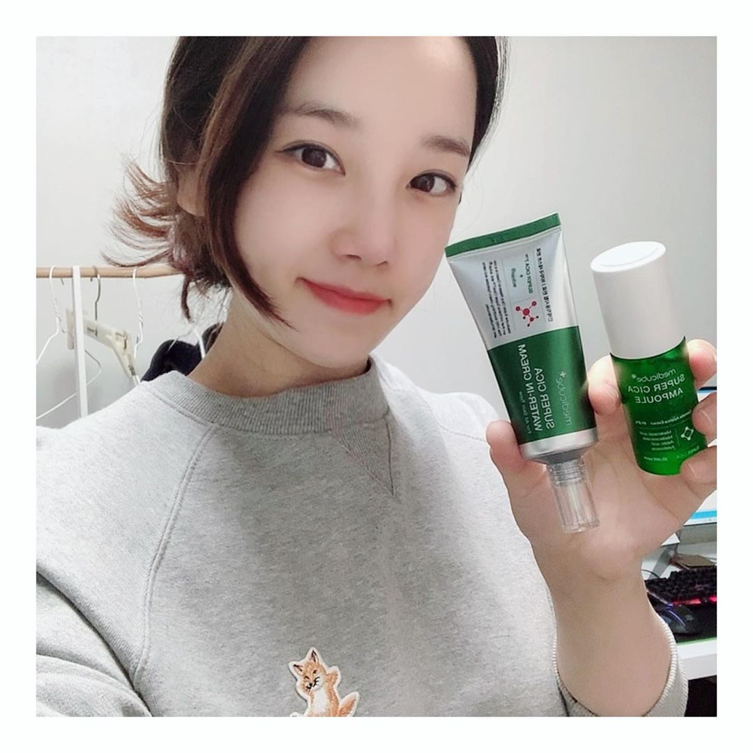 백은지 on Instagram: “#광고 #협찬 민감한 피부에도 매일 사용 가능한 진정 수분 케어 #메디큐브 슈퍼 시카 2종 세트🥴 - 내피부 항상 건조하고 예민한 피부인데 수분, 진정에 완전 좋은 제품