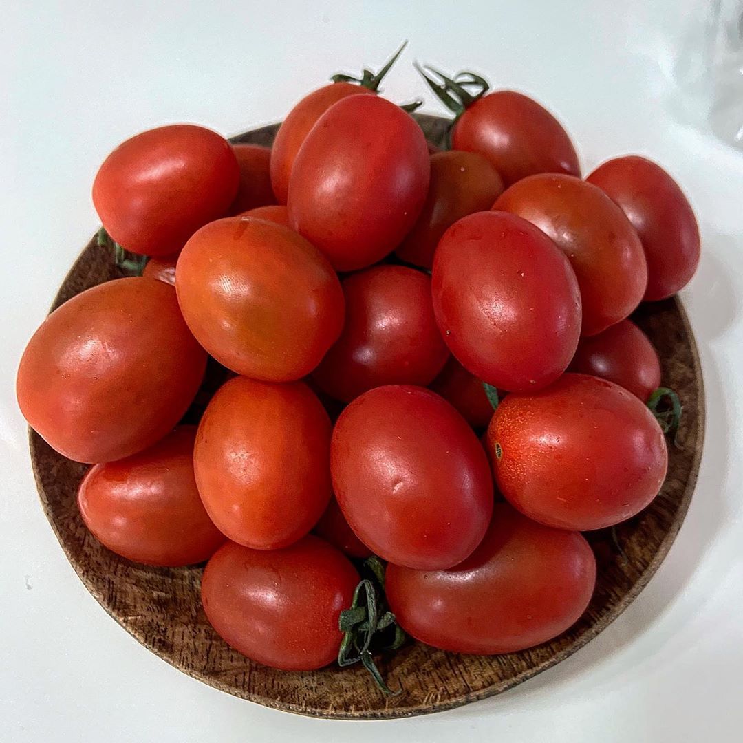 @mukgongzu on Instagram: “#협찬 샤인마토 냠냠굿 🤍 살면서 먹은 틈매이러중 1등인 샤인틈매이러🍅❤️ 진짜 농담아니고 토마토 설탕에 푹 절여서 국물이랑 같이 떠먹는 맛 나요,, 내가 토마토