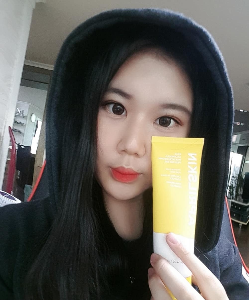 hyohyo on Instagram: “#협찬 @aprilskin_korea 리얼 카렌둘라 PHA 히알루로닉 필링젤 카렌둘라 필링젤은 피부에 롤링하면서 피부 각질/노폐물을 순하게 필링해주는 필링젤이에요! 차세대 필링성분 PHA