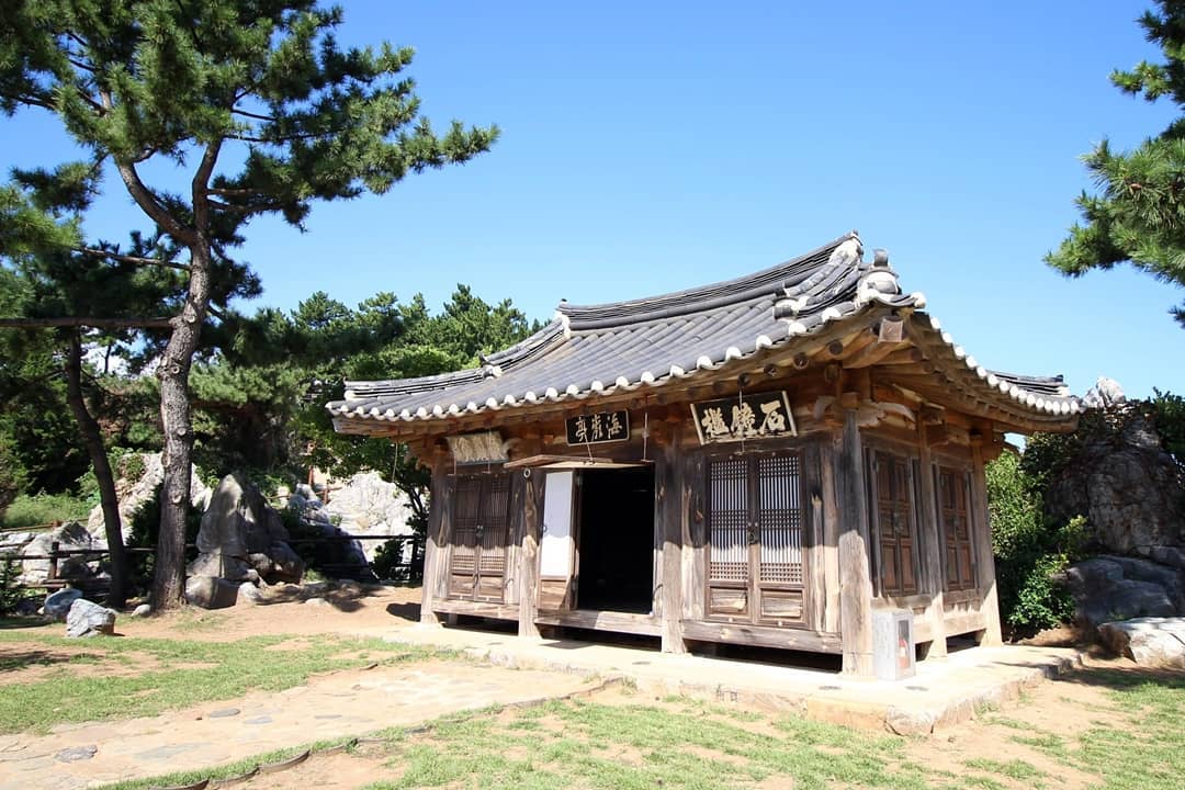 #동해여행 #북평해암정 #해암정 #능파대 #추암촛대바위 #동해시SNS서포터즈

아름다운 추암해변가에 위치한 조선시대 누각 북평 해암정. 이곳은 심동로가 벼슬을 버리고 내려와 제자를 가르치며 생활할 때 지은 정자로 해안가의 기암괴석들과 어우러져 장관을 이루는 있으며 일출명소로도 유명합니다.