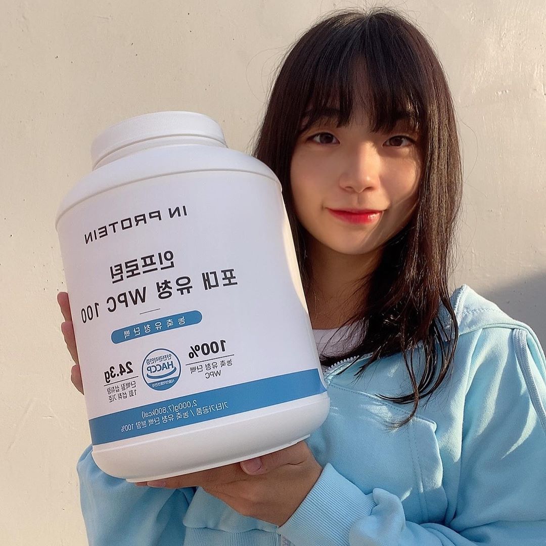 지수(jisoo) 🇰🇷 (@tulllipe) posted on Instagram: “#광고 저 요즘 운동 하는 거 아시죠? 운동 하면서 단백질 보충제도 마시는데, 오늘은 제가 인프로틴 포대유청 단백질 보충제를 먹어봤어요!