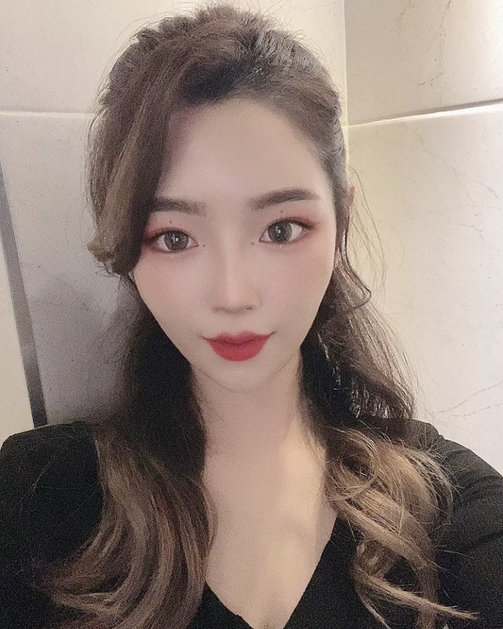 Susan on Instagram: “다들 할로윈인데 뭐하구있어요 👻🎃 나는 오랜만에 로데오 마실 - 대형견두마리 기르는 견주로써 비염에 매일 코막혔는데 코뻥차먹고 신세계,, 패키지도 너무귀엽고 시