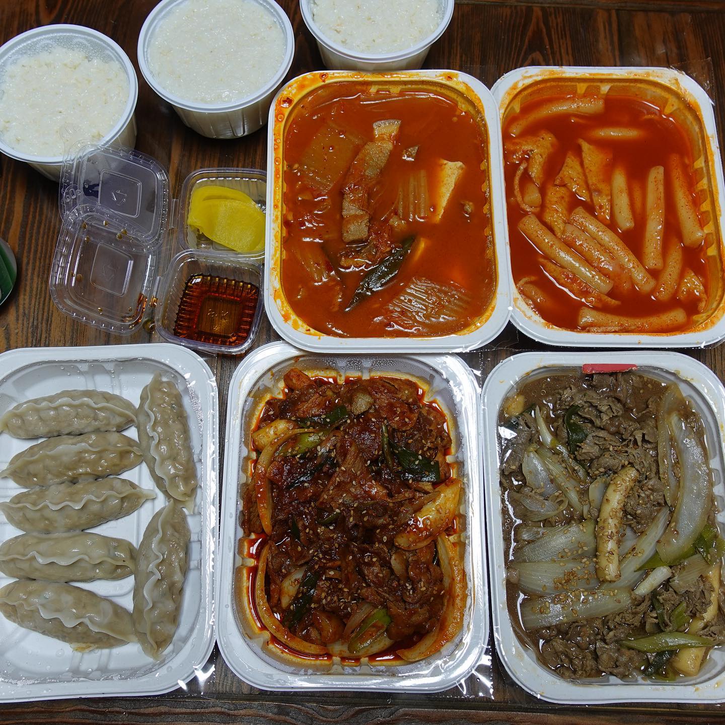 감탄한 배달 맛집. 대구 서구 #한고집김치찌개 👍🏻 우선 메뉴 구성이 너무 좋았고 포장부터 맛까지 완벽했다. 3인다모아세트로 통고기김치찌개 숯불양념두루치기 특제양념소불고기 갈비만두 국물떡볶이까지..4명이서 먹어도 배가 터질 것 처럼 넉넉하게 담아주시는 사장님 인심에 정말 반했다. 국내산 돼지고기와 김치장인의 김치로 만든 김치찌개는 이집 대표메뉴답게 흠잡을 데 없었고 새빨간 두루치기는 매콤한 게 완전 술도둑 밥도둑이다❤️ 소불고기는 야들야들 하면서 존맛탱 특제양념으로 남녀노소 즐기기 좋은 맛! 그리고 리뷰이벤트로 저렇게 본품 국물떡볶이를 주시다니요.. 심지어 맛까지 있어..감사합니다 정말 잘 먹었습니다🥰 앞으로 자주 방문하게 될 맛집을 찾아서 너무 기쁘다. #대구김치찌개 맛집 한고집김치찌개 추천!