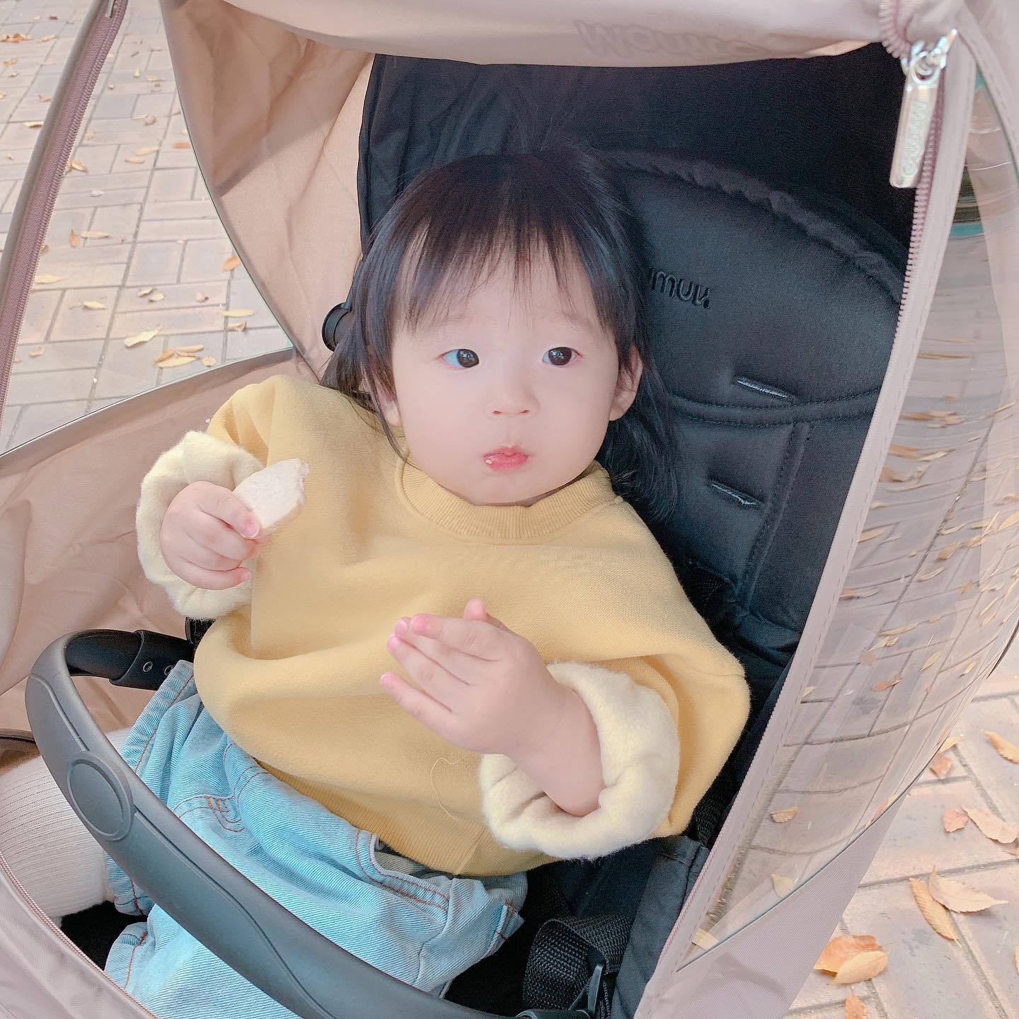 ❥
까까 하나 들고 신났어율 ༘¨̮
⠀⠀⠀⠀⠀⠀⠀
이제는 떡뻥 봉지만 들고와도
까까까까
식탁의자 옮기거나 젖병만 봐도
맘맘맘마
당연한건데 넘 신기해🧡
⠀⠀⠀⠀⠀⠀⠀
#쓰러질듯힘들었다가
#요런맛에다시행복해지고
#반복반복
⠀⠀⠀⠀⠀⠀⠀
#12개월 #아기랑 #외출 #아기코디 #아기패션 #아기노란옷 #아기청바지 #아기과자 #떡뻥 #육아맞팔 #육아소통 #딸맘그램 #딸맘 #딸스타그램 #일상 #주말 #가족 #베이비 #놀이터 #유모차 #휴대용유모차