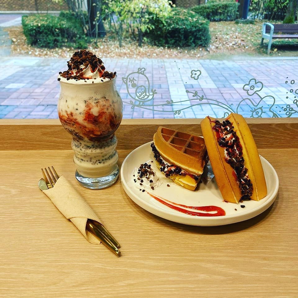 오랜만에 신메뉴를 내놓아요👍
기존 와플의 인기를 이어받을 돼지바시리즈🐷
돼지바 와플과 프라푸치노!!
그리고 돌체라떼를 추가해요^^

앞으로도 많은 사랑 부탁드려요 💕 

ㆍ
ㆍ
ㆍ

#돌체라떼
#돼지바
#돼지바와플 #돼지바프라푸치노 
#녹양동카페 #카페이음 #의정부카페 
#달콤와플 #와플맛집 #디져트무료이벤트
#주차편한카페 #유키즈존🙆🏻‍♀️ #맛보장👍