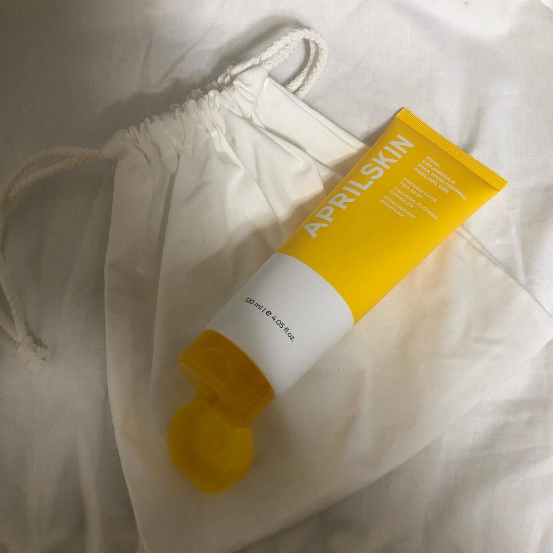 박소영 on Instagram: “https://aprilskin.com/product/detail.html?product_no=1062&cate_no=252&display_group=1 [리얼 카렌둘라 PHA 히알루로닉 필링젤] - 카렌둘라 필링젤은 피부에 롤링하면서 피부…”