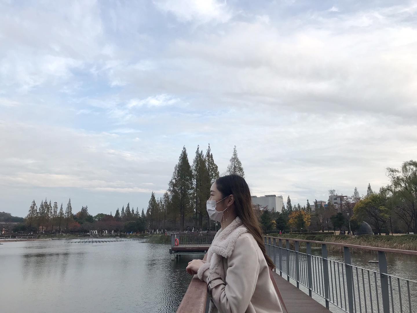 미란이랑 연지공원 산책😌😌
친구가 찍어줬옹🥰

#일상 #가을여자 #핫한뇨자🔥 #바디수트패션 #친구 #김해 #연지공원 #가을 #풍경 #하늘 #예쁘다