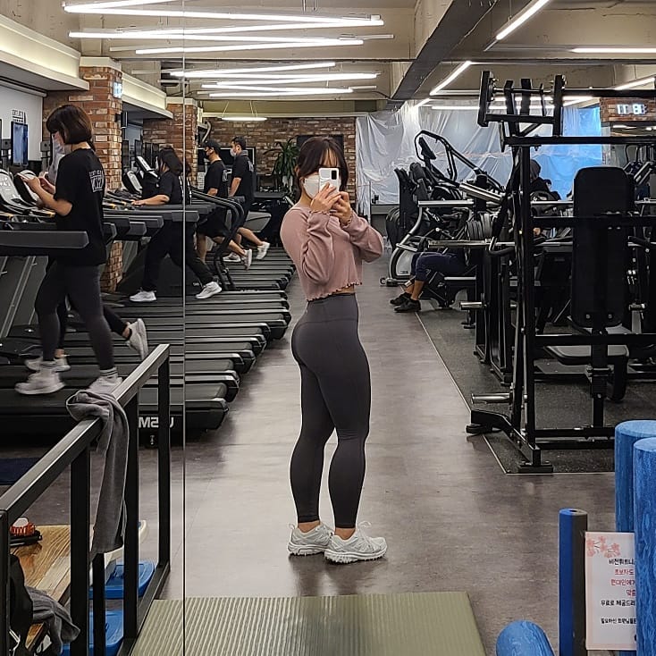 올 가을은 데일리룩보다 에슬레져룩을 더 많이 산 것 같아요...?🤭🤭

👚데비웨어는 처음 구매해봤는데 너무 이쁘고 퀄리티도 좋더라구요!
일상에서도 입을 수 있을 것 같은 너낌~~
(운동복 아닌척 가능🥰)

사실 이 사진도 1주일 전입니당.
요즘 운동을 못 하고 있그든요 😭

➡️여성분들 필수로 보시기!!⬅️
여성의 경우 하체운동을 할 시, 복압이 상승해서 자궁내 압박이 가해져 부정출혈이 일어날 수 있다고 해요!
저도 같은 이유에서였는데요. 무리한 하체웨이트나 강도높게 오랜 시간 유산소를 하시면 하혈하실 수 있으니 주의하세요🙄🙄

👉전 다낭성 난소 증후군과 호르몬 불균형, 자궁내막증 때문에 하체 웨이트시 남들보다 더 예민하게 반응하더라고요 ㅠㅅ ㅜ
한번 터지면 그 후엔 가벼운 운동에도 쉽게 부정출혈이 발생하는 것 같아오..(요건 제 경험담😂😂)

울 인님들은 건강하게 무리하지 말고 운동하시길 바라요!💕

#웨이트주의사항 #부정출혈 #다이어트부정출혈