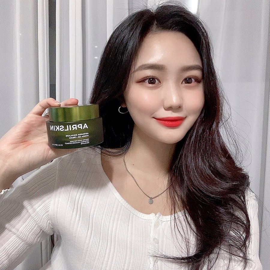 김민트 on Instagram: “피부장벽 수분 지킴이 쑥크림🌿 [쑥 스쿠알란 하이드라 젤 크림] 환절기 건조하고 예민한 피부에 딱맞는 최애템💕 수분감 넘치면서 적당한 무게감으로 수